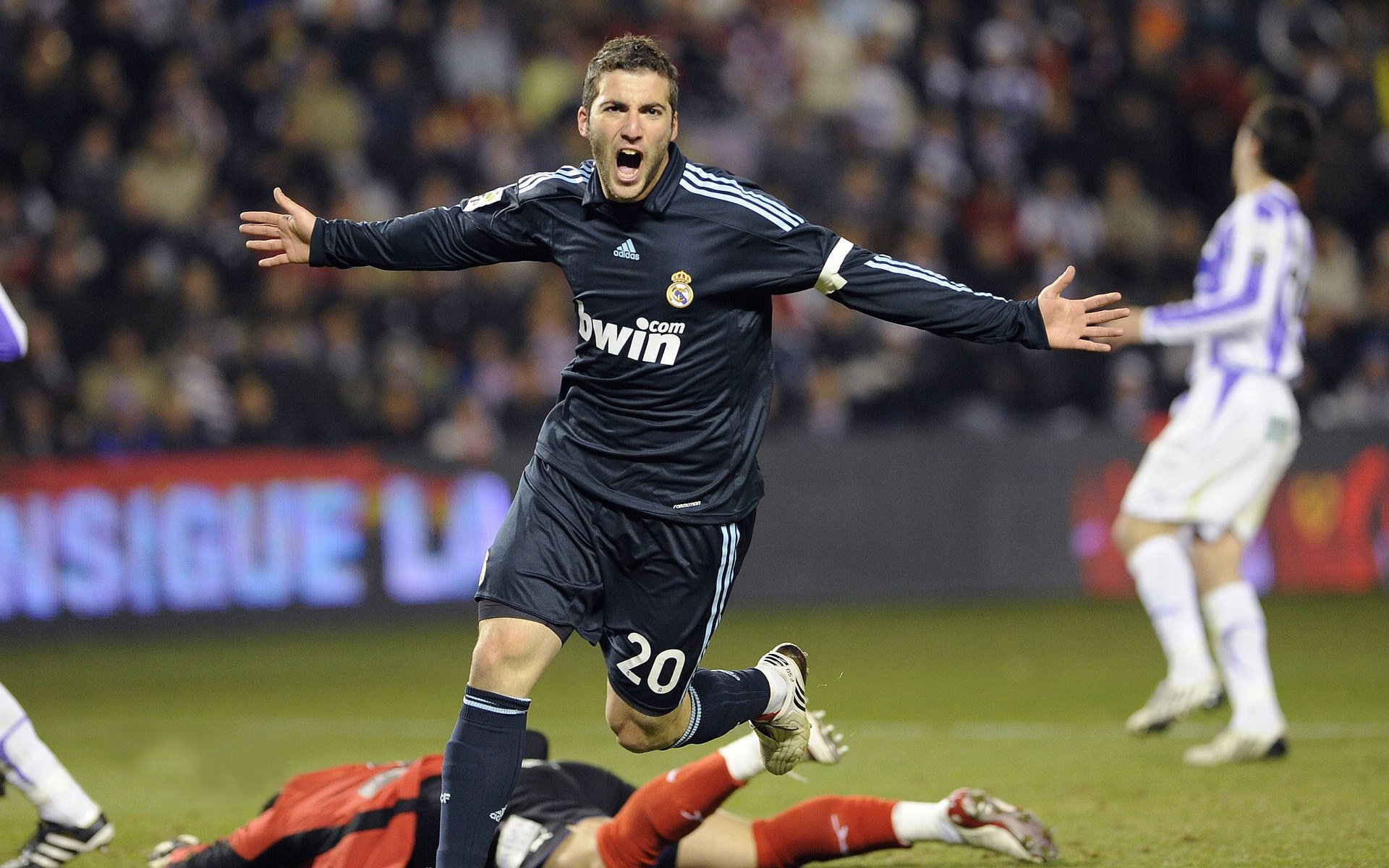 乐鱼app-德甲：拜仁客场1-2爆冷，追赶者多特获得宝贵三分，拜仁多特比赛结果